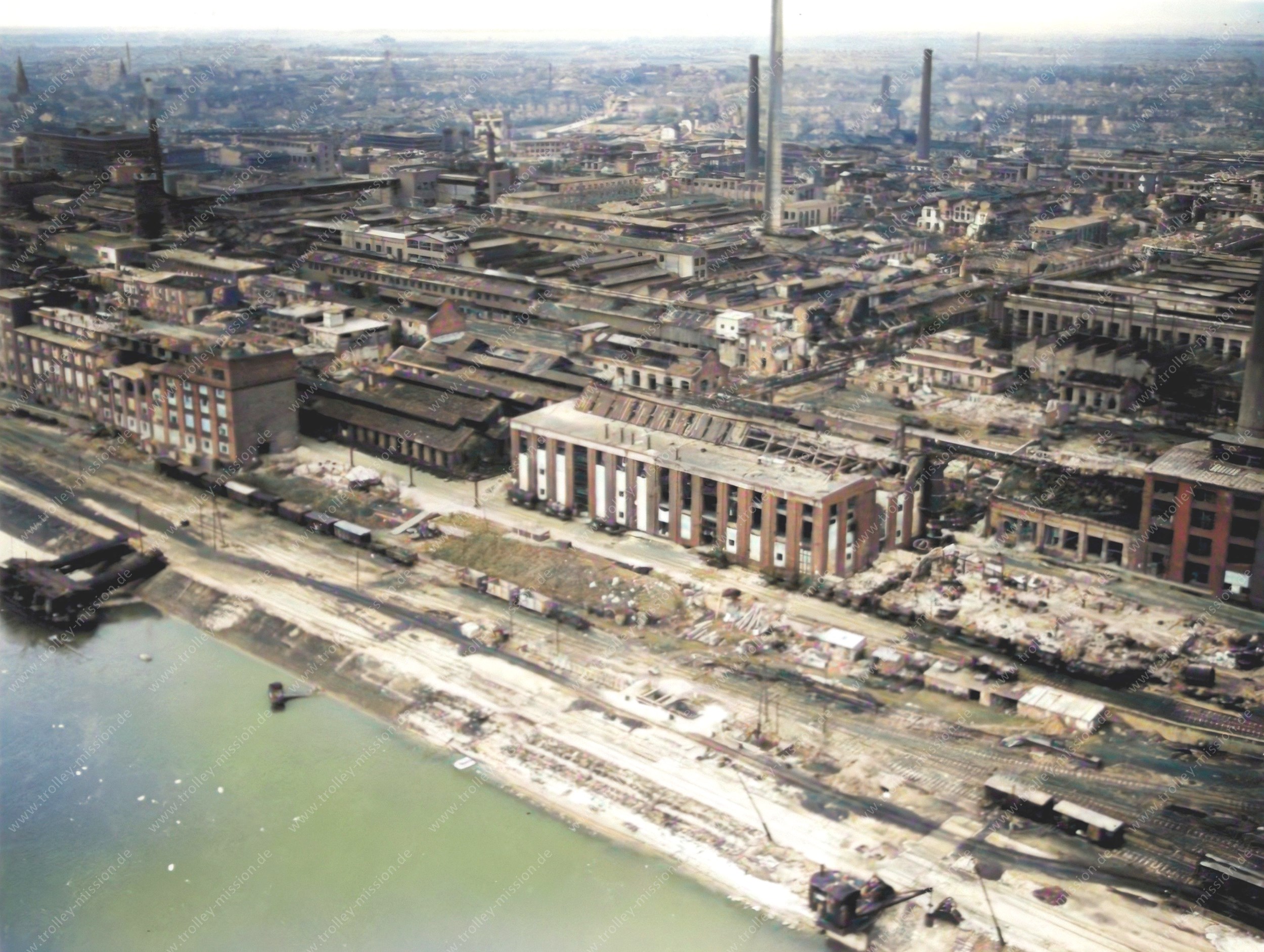 Das Luftbild zeigt das im Zweiten Weltkrieg weitgehend zerstörte Werksgelände der BASF AG bzw. der I. G. Farbenindustrie AG in Ludwigshafen am Rhein. Im Detail sind die Rheinuferstraße, Ecke Chlorstraße zu erkennen.