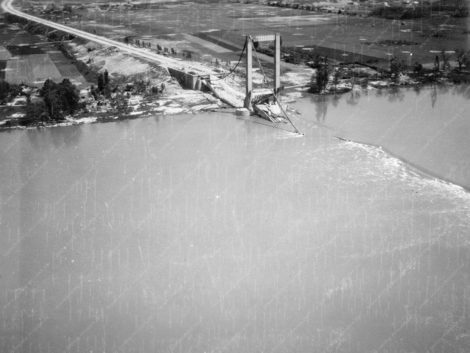 Autobahnbrücke in Köln-Rodenkirchen - Luftbild der Trolley Mission 1945