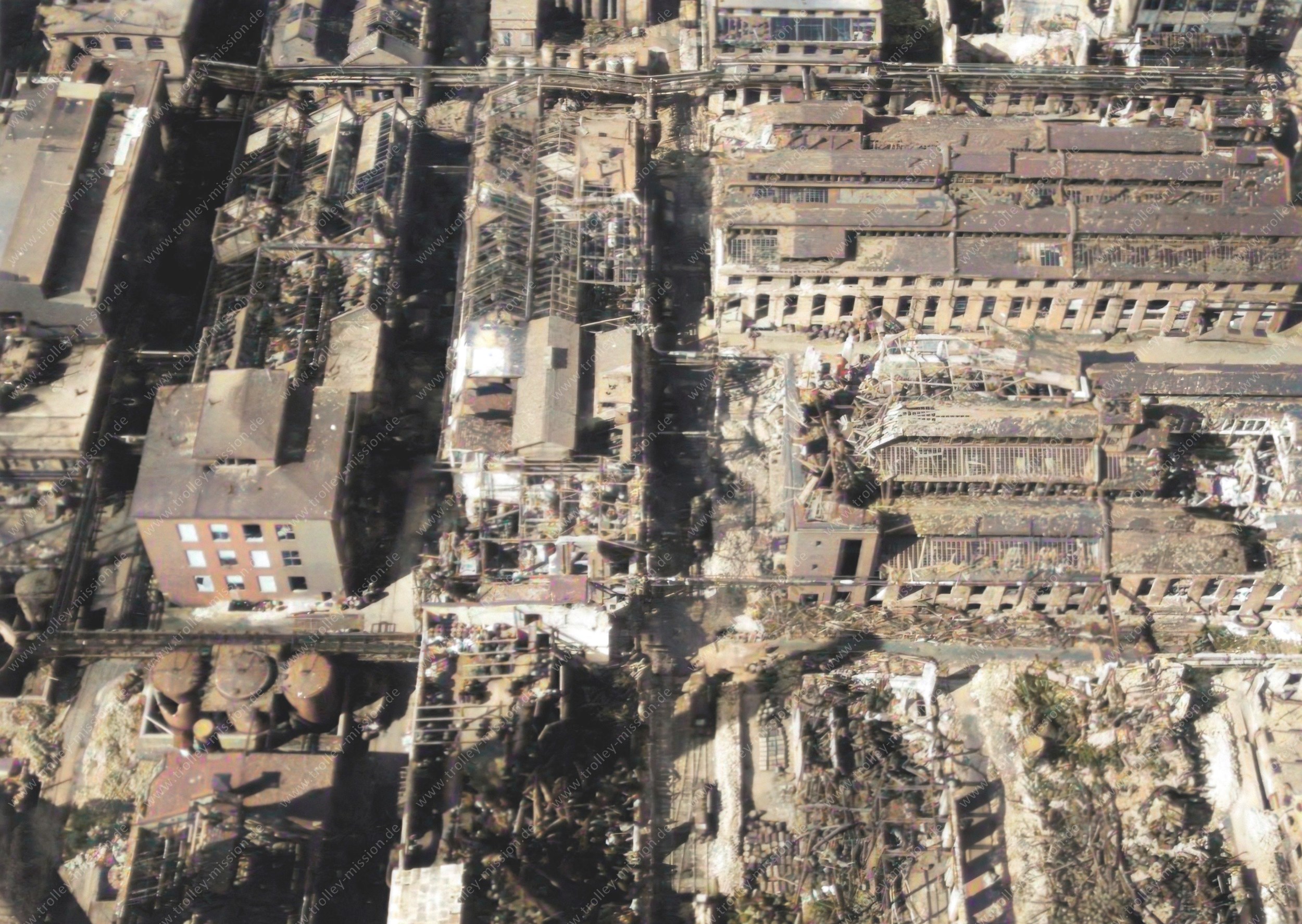 Das Luftbild zeigt das im Zweiten Weltkrieg weitgehend zerstörte Werksgelände der BASF AG bzw. der I. G. Farbenindustrie AG in Ludwigshafen am Rhein.