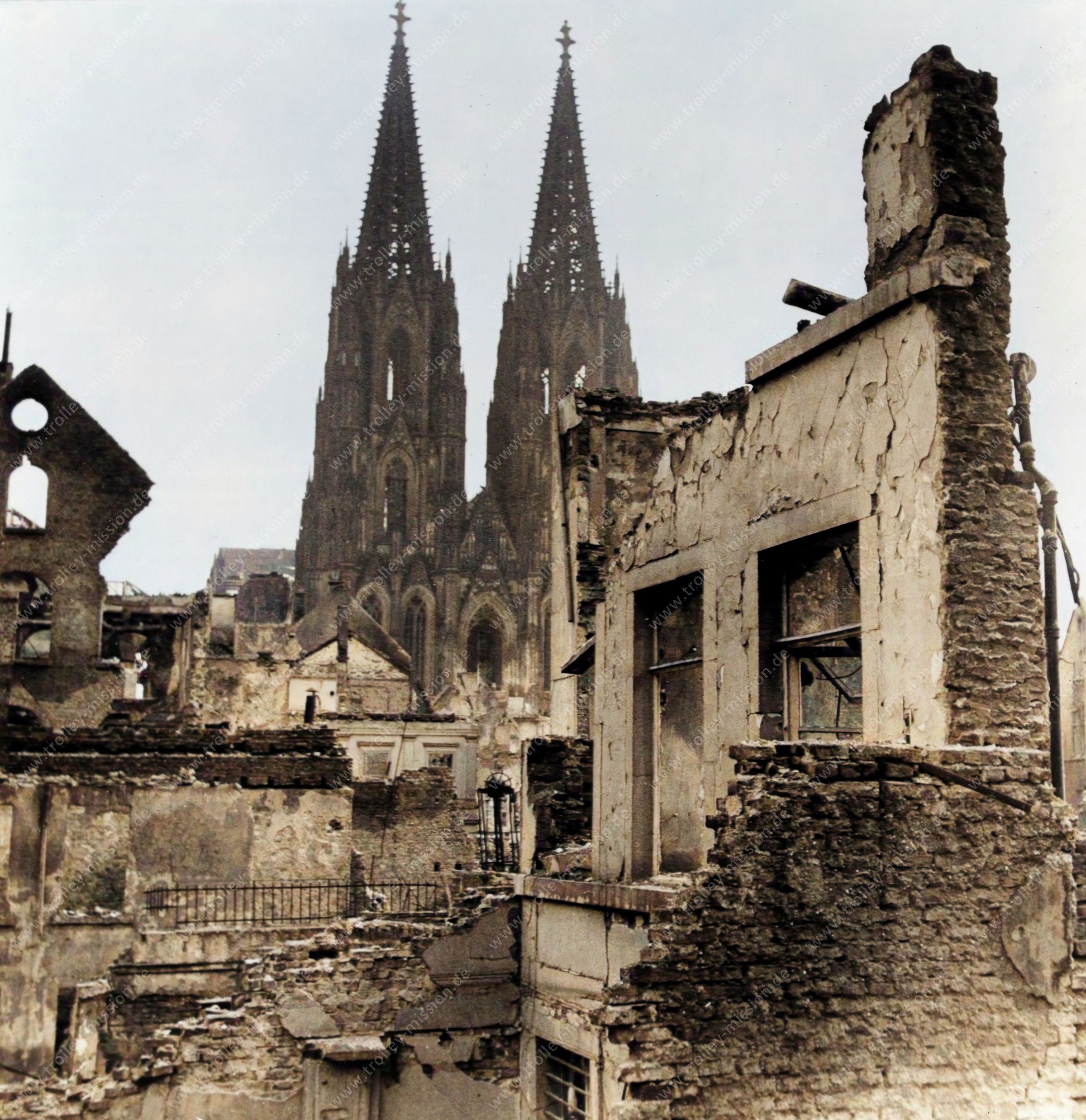 Blick von der Tunisstraße und Komödienstraße zum Kölner Dom nach dem Zweiten Weltkrieg