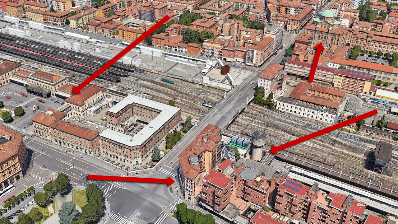 Das Luftbild zeigt den Hauptbahnhof „Bologna Centrale“ und zwar die östliche Ausfahrt hin zur Bahnhofsbrücke („Ponte della Stazione“), worüber die Via Giacomo Matteotti führt.