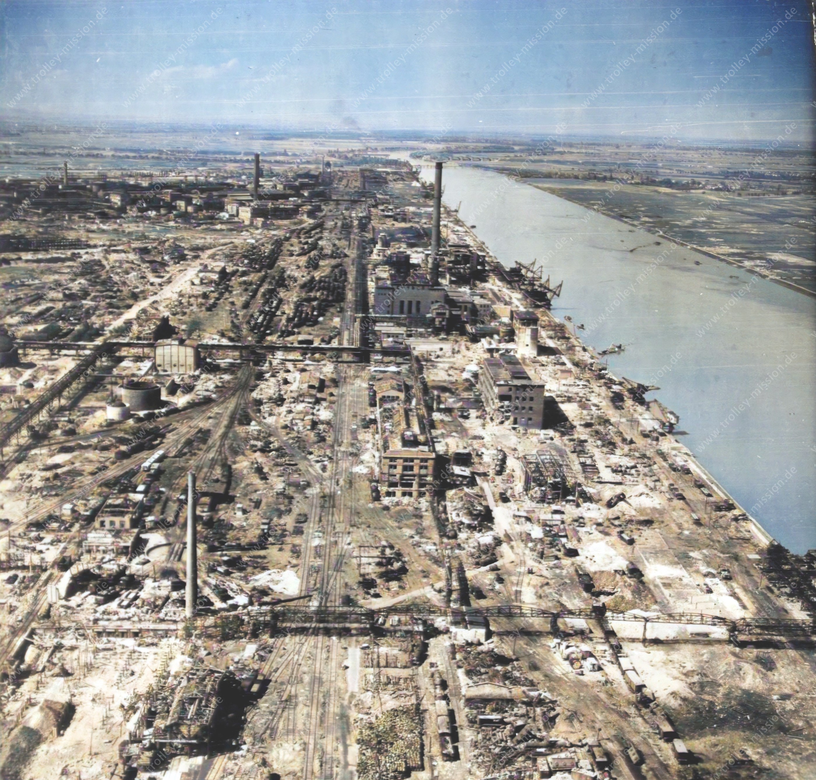 Die Luftbildaufnahme aus dem Jahre 1945 zeigt einen Überblick über das Werksgelände der ehemaligen I. G. Farbenindustrie AG in Ludwigshafen am Rhein nach den schweren Luftangriffen.