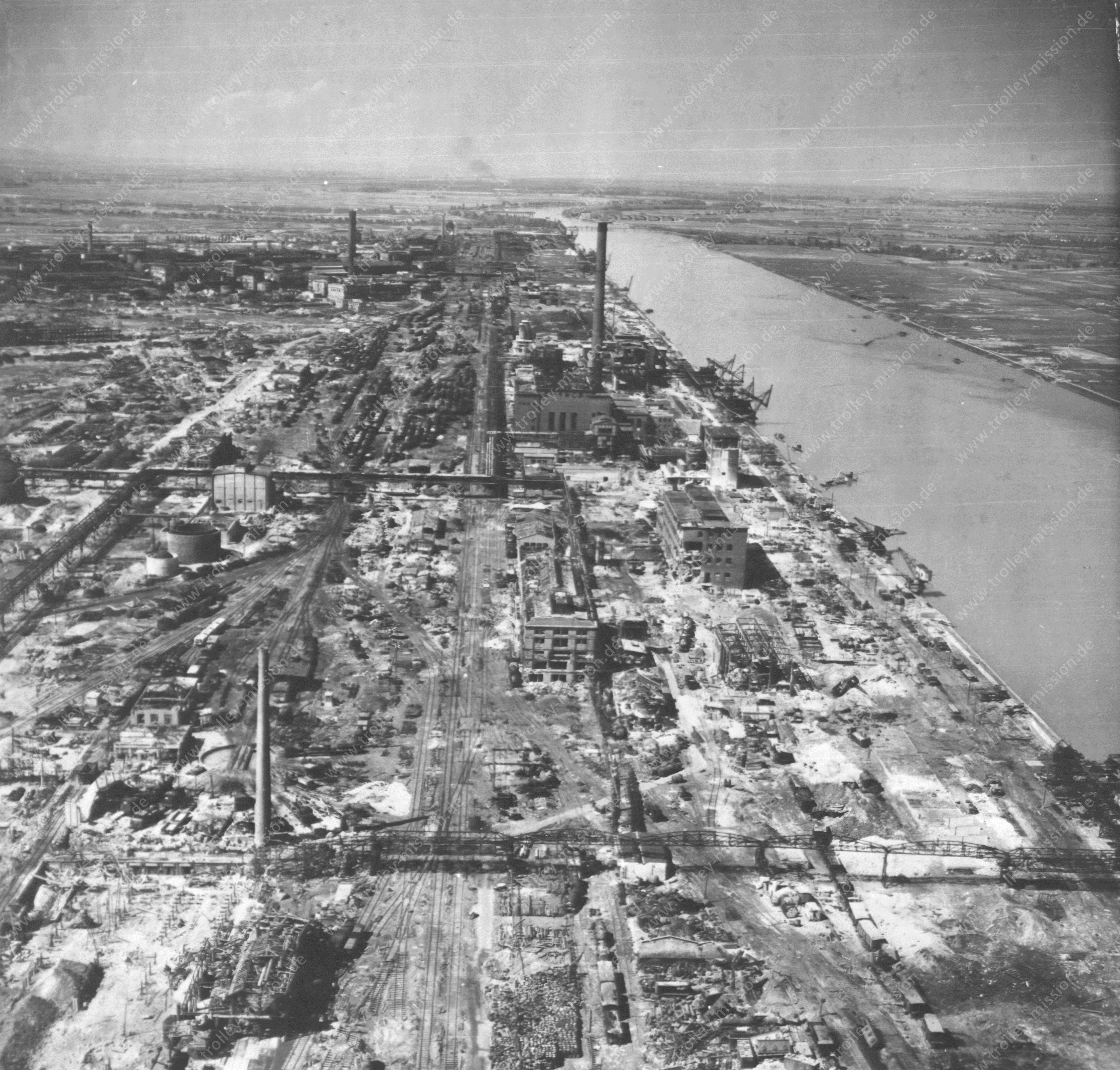 Luftbildaufnahme von Ludwigshafen am Rhein 1945