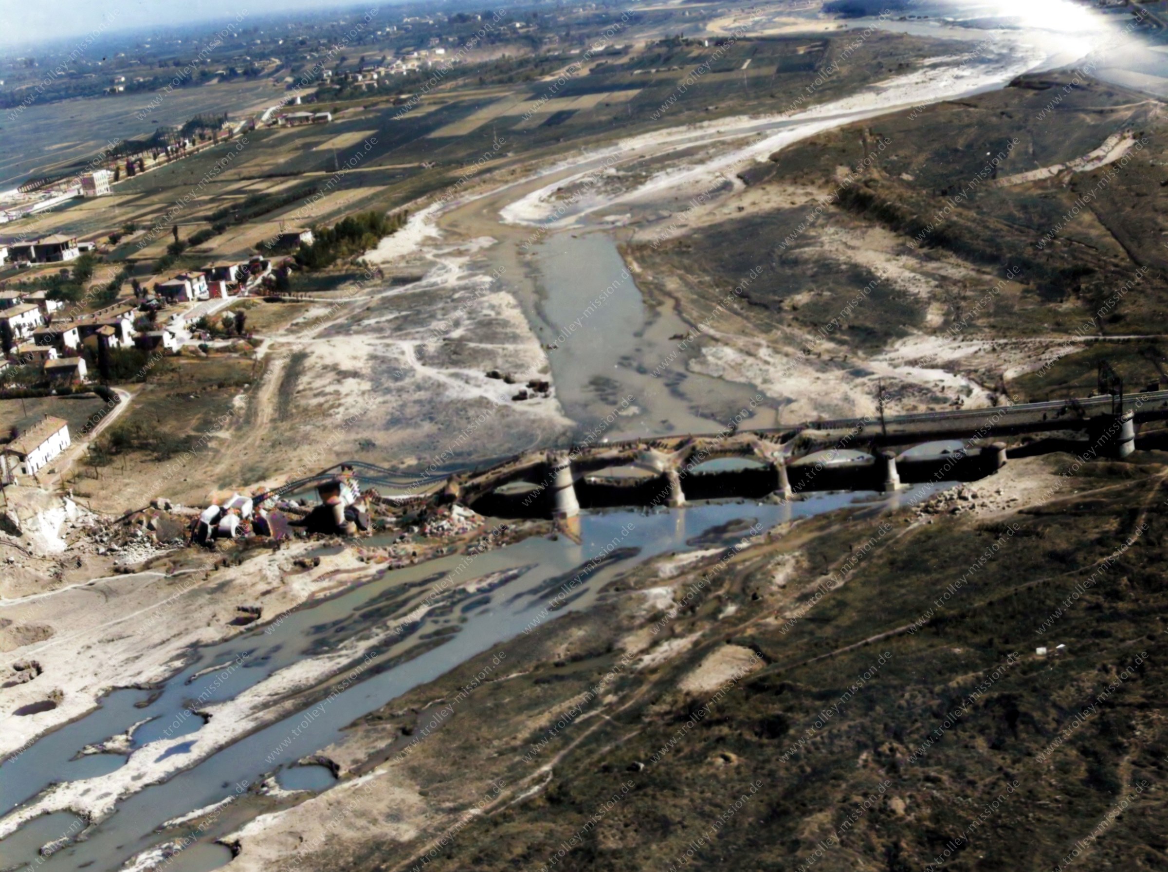 Im Zweiten Weltkrieg wurde die Brücke von Alliierten durch Luftangriffe zerstört.