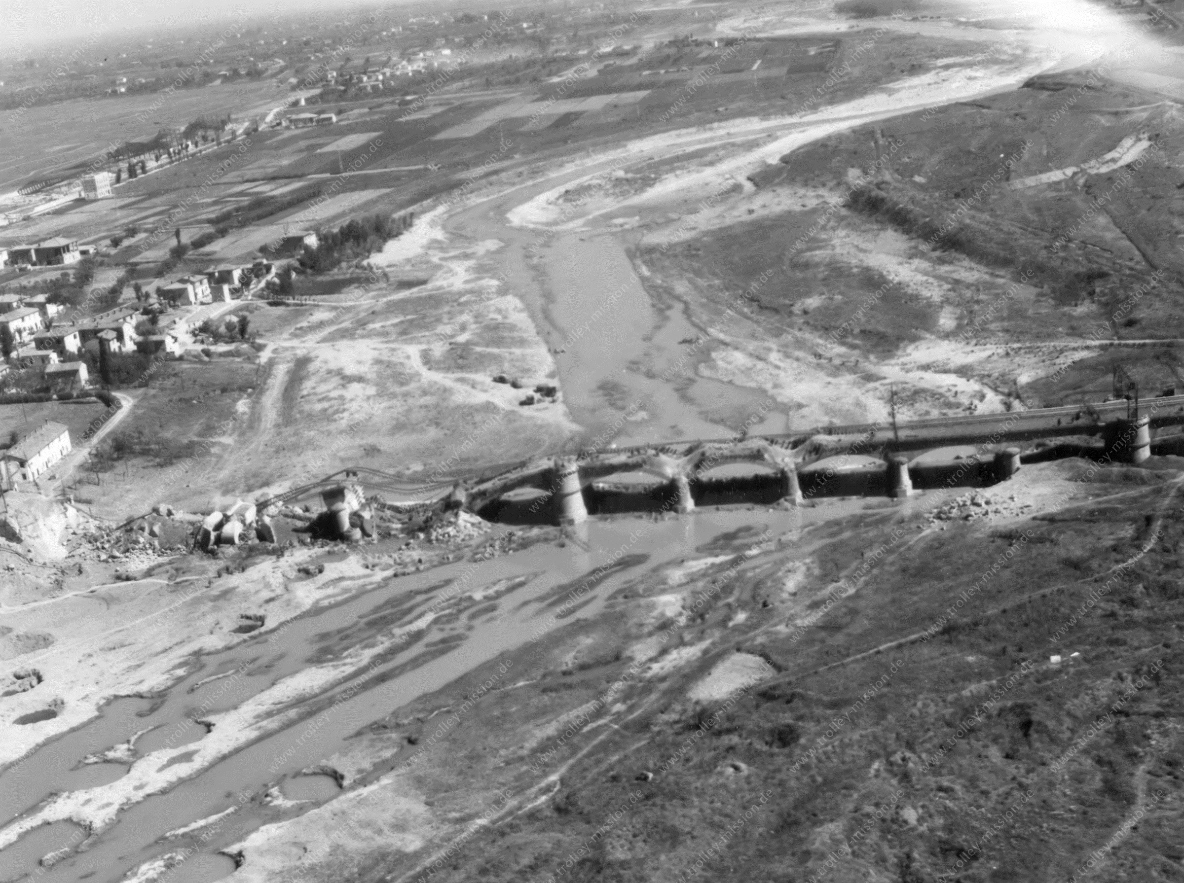 Im Zweiten Weltkrieg zerstörte Eisenbahnbrücke über den Fluß Reno in Bologna (Italien)