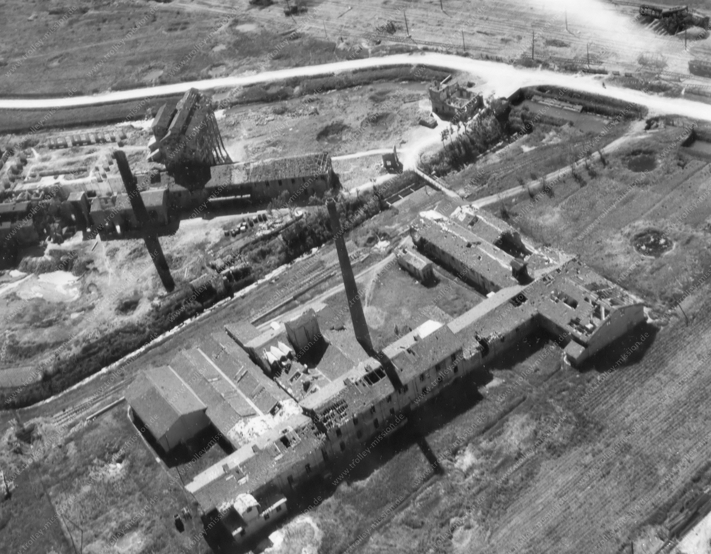 Unbekanntes Luftbild – Fabrik mit Schornstein – Bologna Italien (USASC-363)