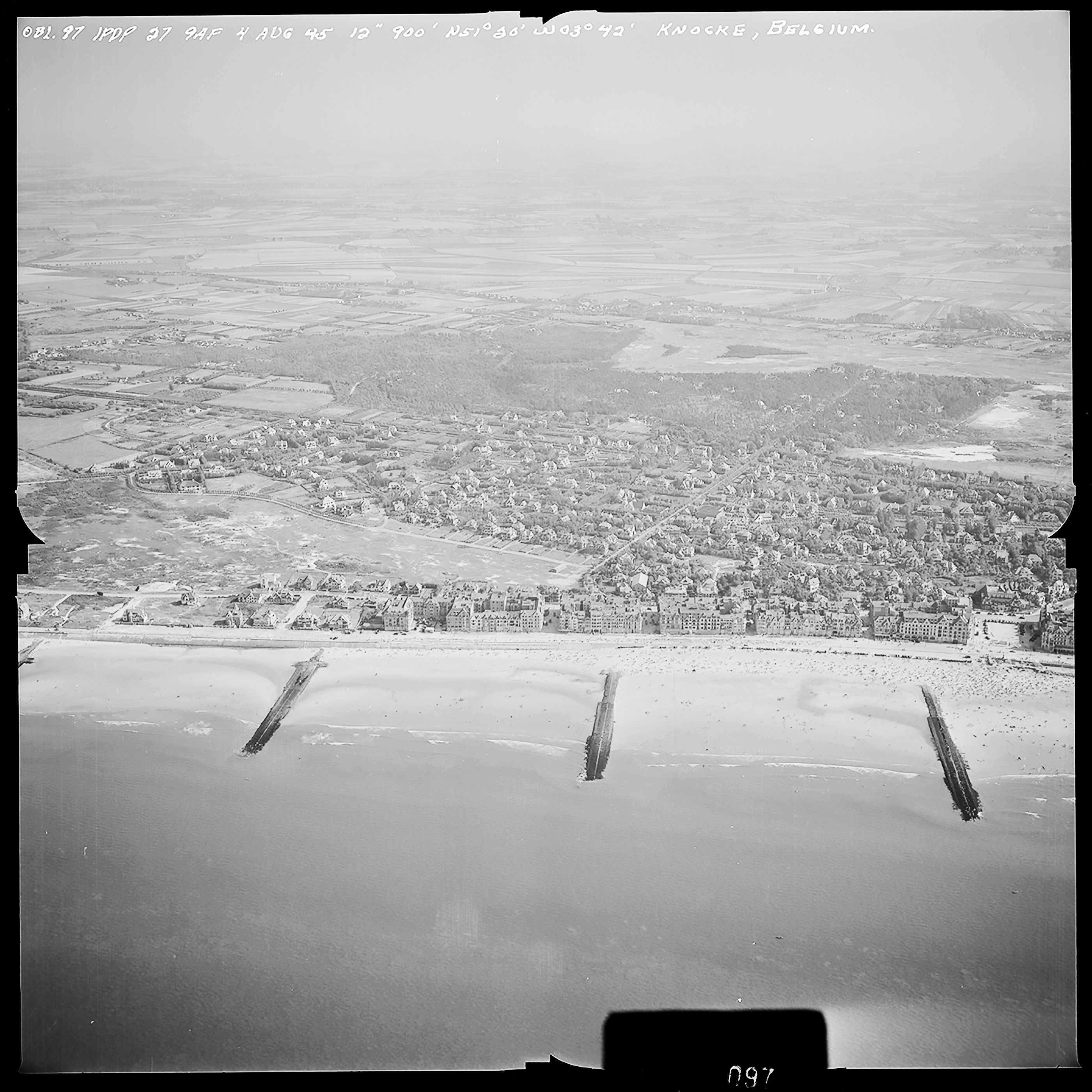 Atlantikwall Tweede Wereldoorlog in Nederland en België en Frankrijk - Luchtfoto's en historische luchtopnames - 1945 oorlog foto's en beelden