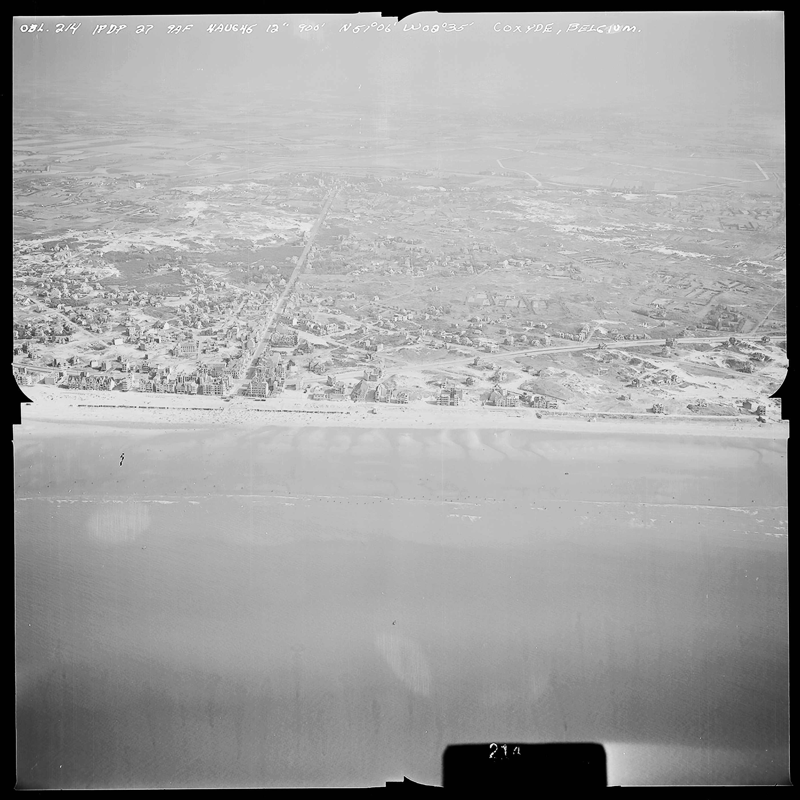Atlantikwall Tweede Wereldoorlog in Nederland en België en Frankrijk - Luchtfoto's en historische luchtopnames - 1945 oorlog foto's en beelden